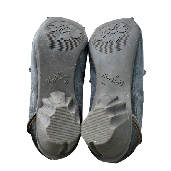 Elegant Black and Red Heels for a Bold Statement - Picture 9 of 9